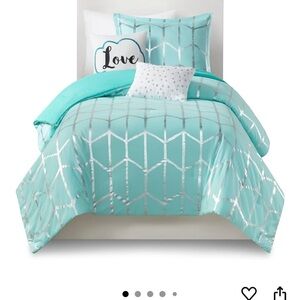 Aqua and Silver Geometric Bedding Set